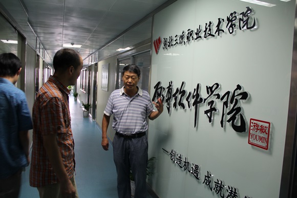 校長游敏（右一）、董事長陳相陽（右二）查看教學(xué)場所